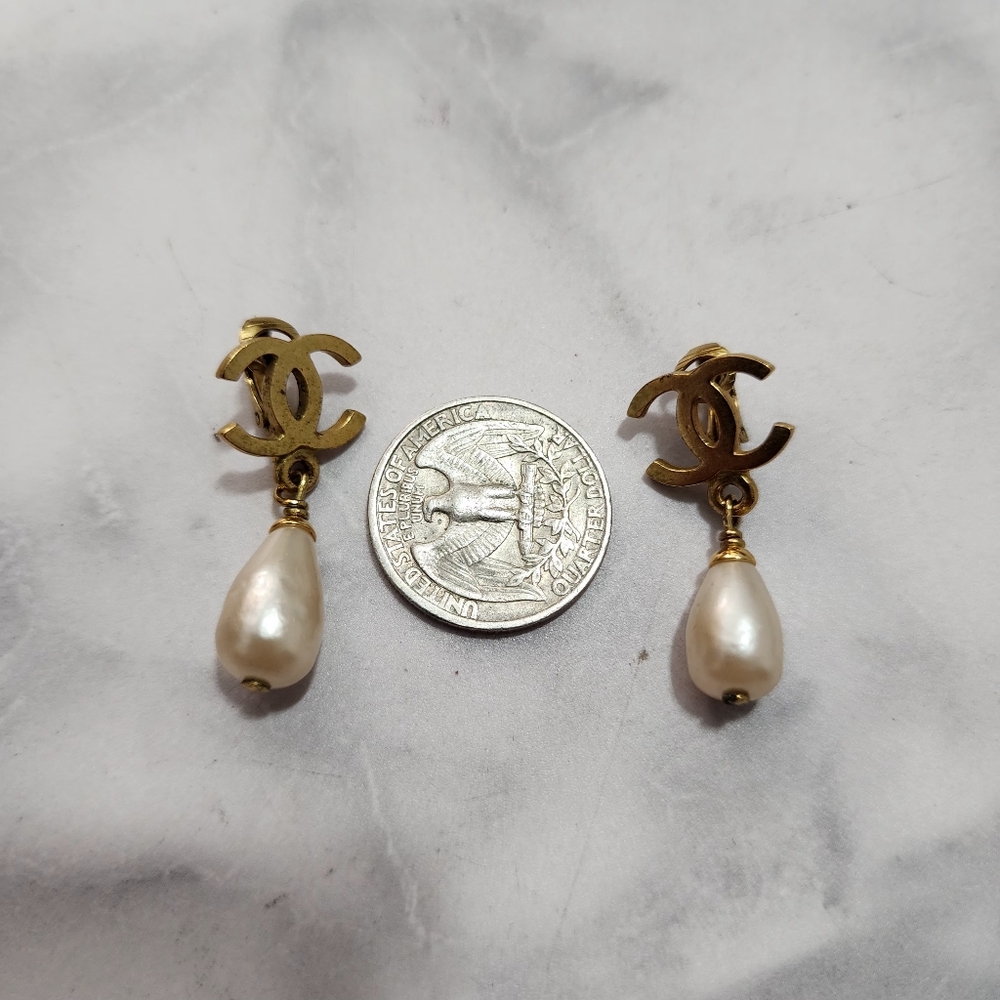 BS 279 Authentic Vintage Chanel CC Logo With Faux Pearl Clip On Earring - Picture 8 of 9